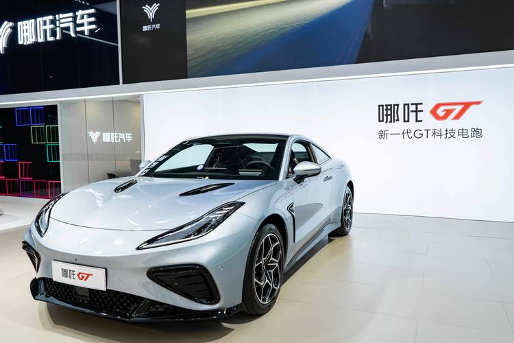 成都255哪吒汽车在智能汽车领域的表现，领途汽车在新能源汽车市场中的影响力